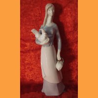 Скульптура "Девушка с петухом"